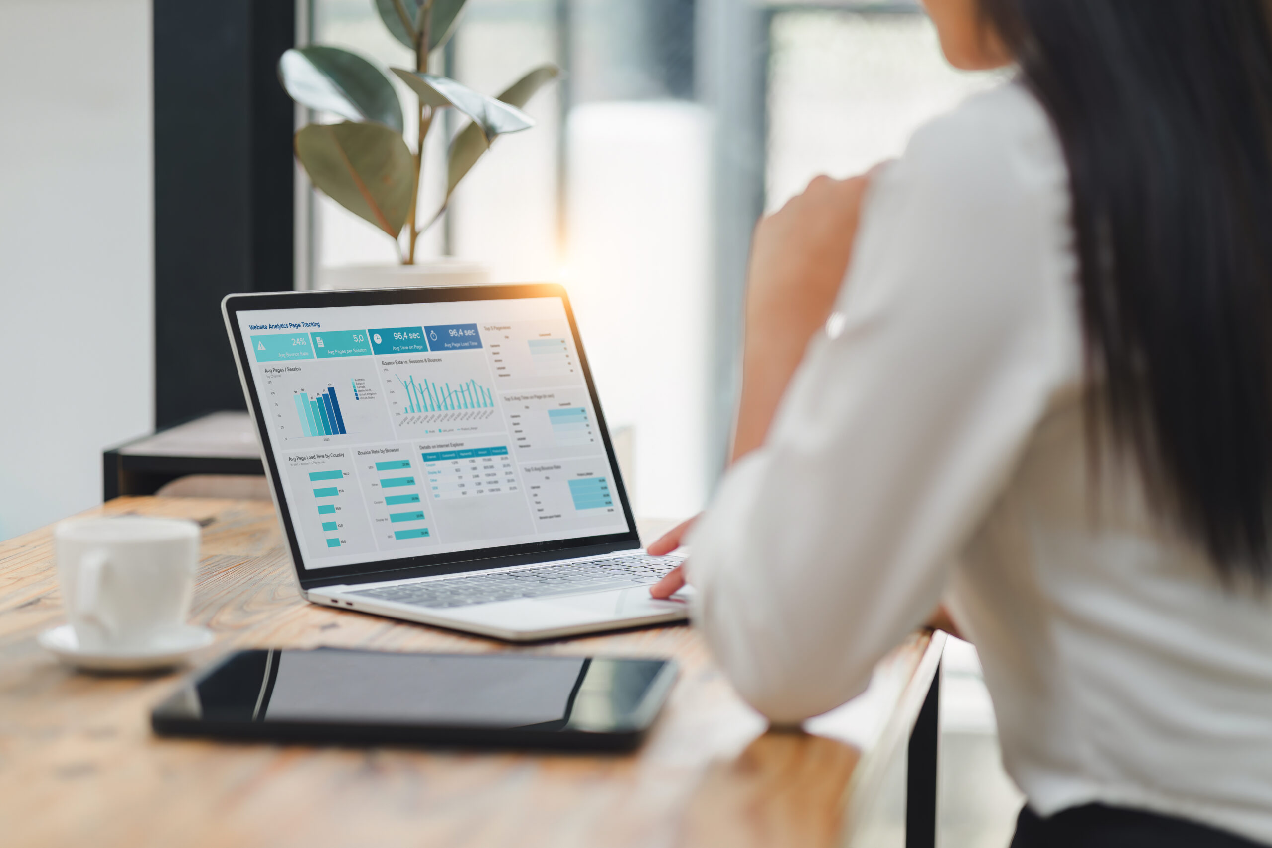 Professional data analyst using data visualizations dashboard on computer monitor for data business analysis and Data Management System